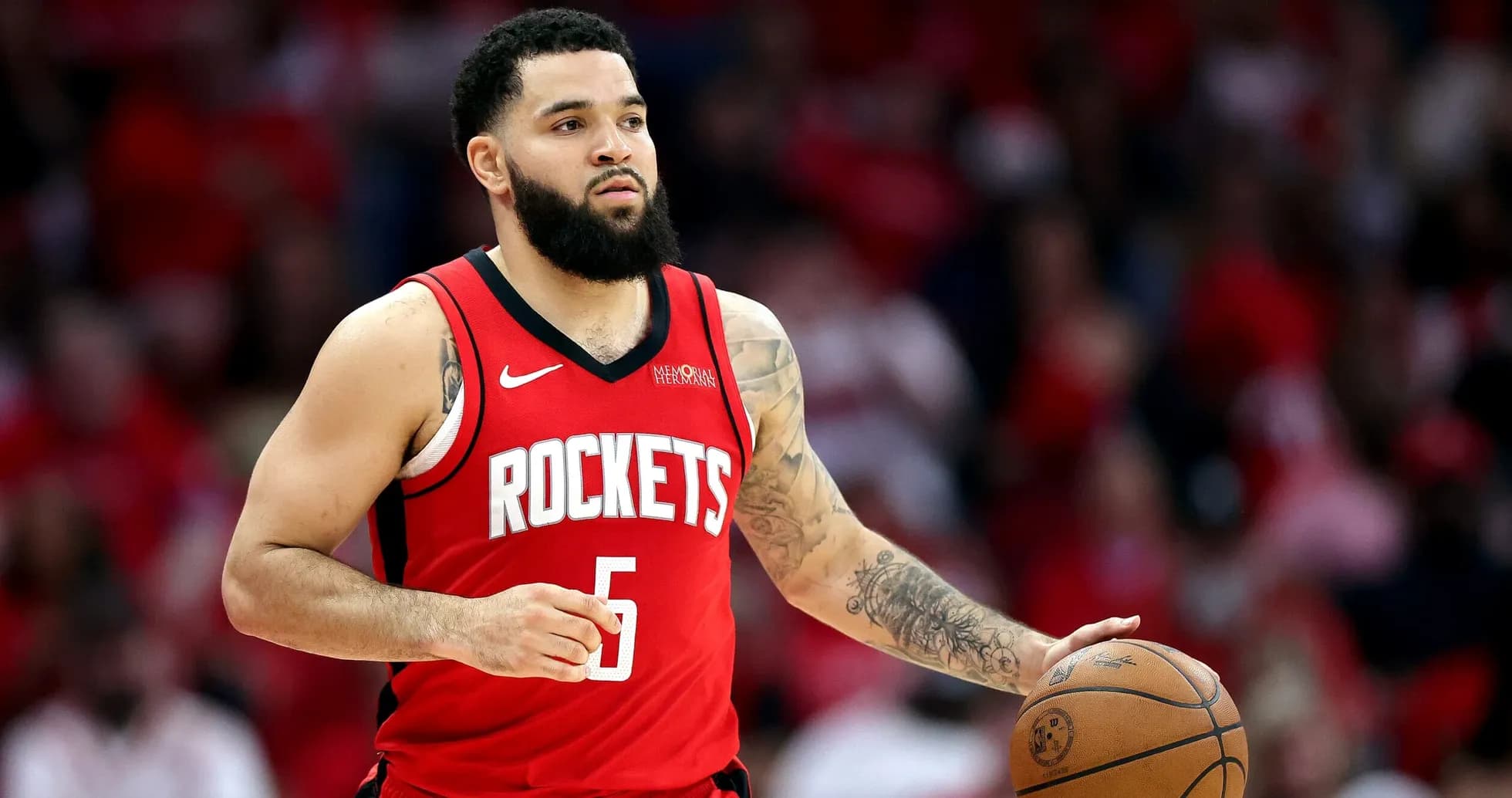 Jugador de los Rockets sosteniendo el balón durante el juego