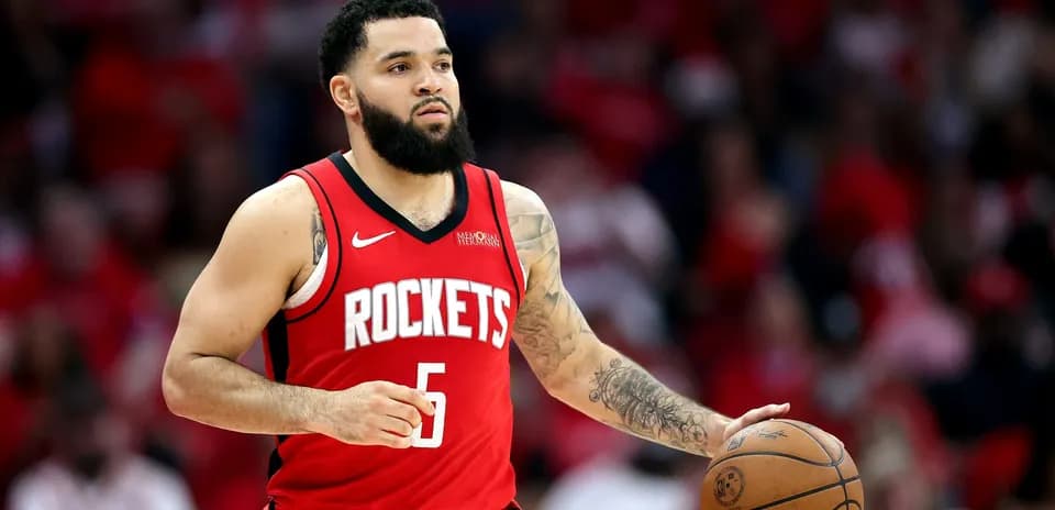 Jugador de los Rockets sosteniendo el balón durante el juego