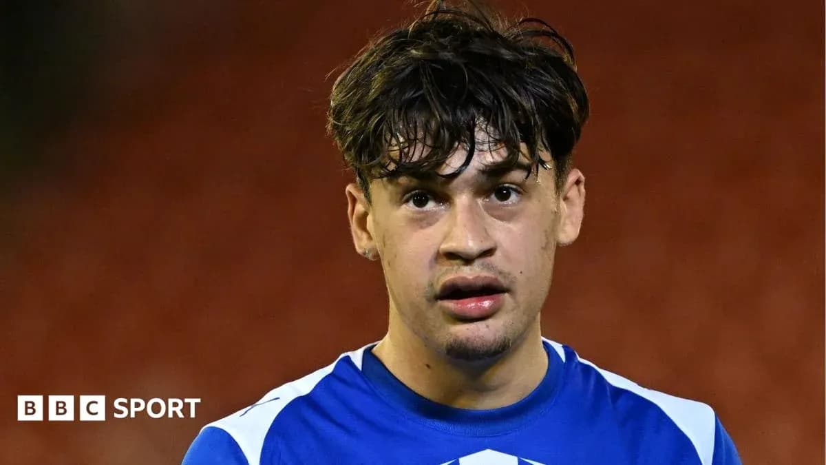 Jugador con camiseta azul mirando a la cámara