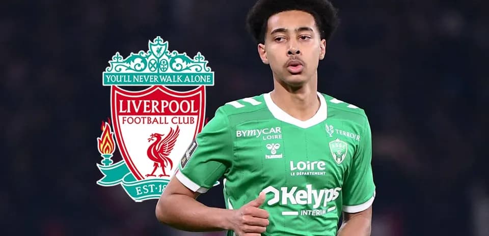 Jugador en camiseta verde con escudo de Liverpool