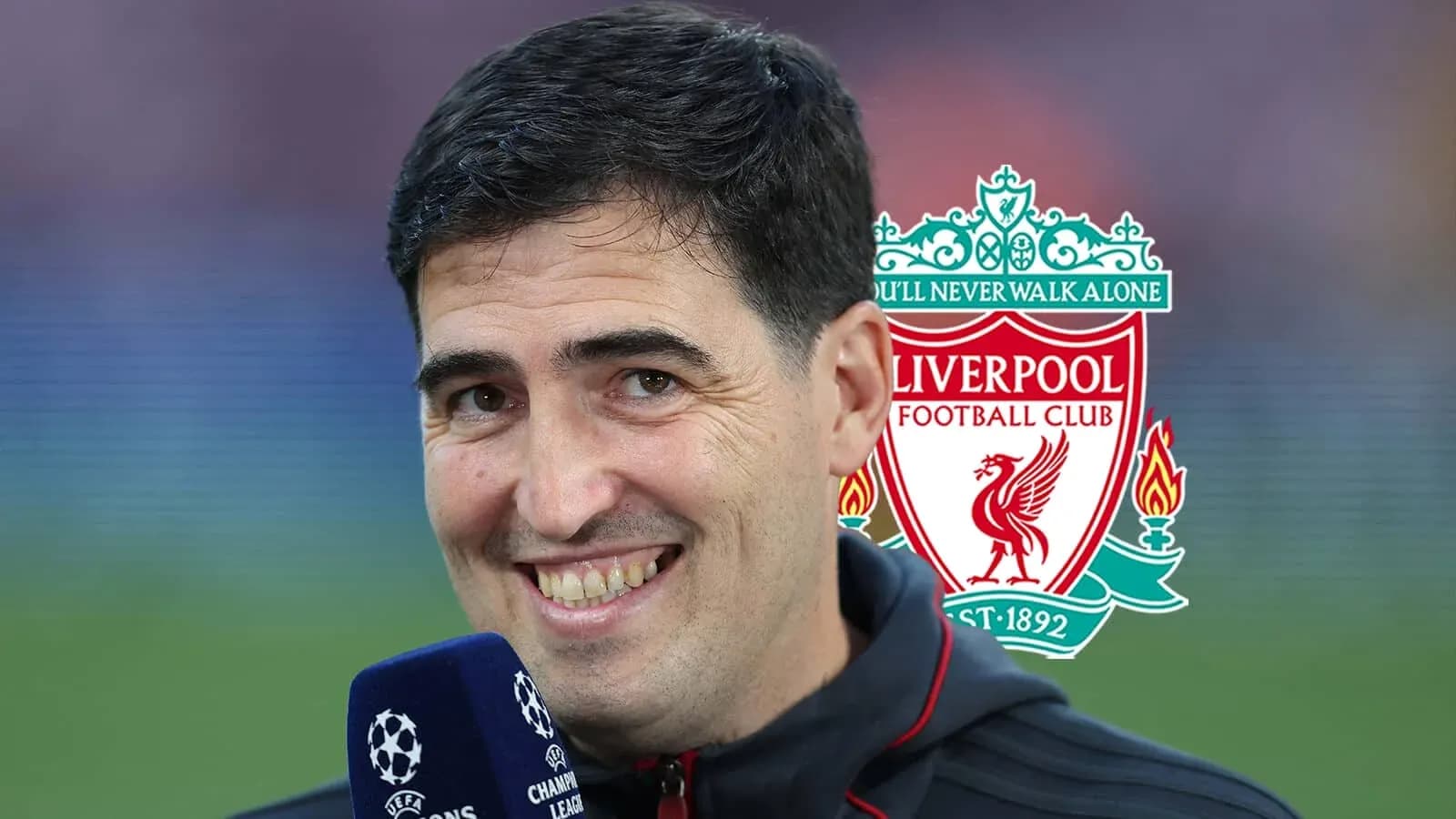 Persona sonriendo con micrófono y logo de Liverpool