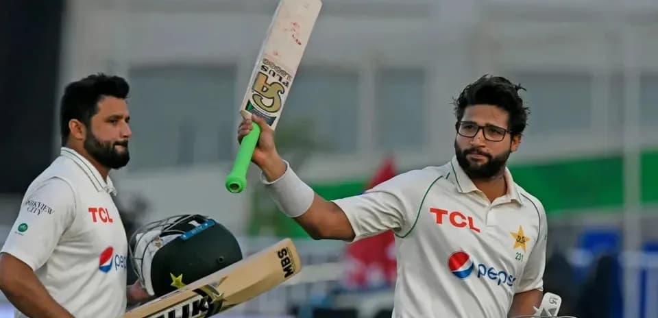Jugadores de cricket de Pakistán celebrando en el campo
