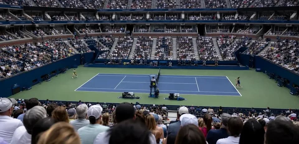 Jugadores compitiendo en un partido de tenis