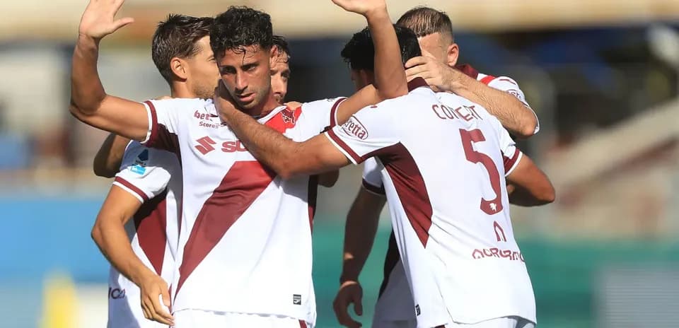 Jugadores celebrando un gol en el campo