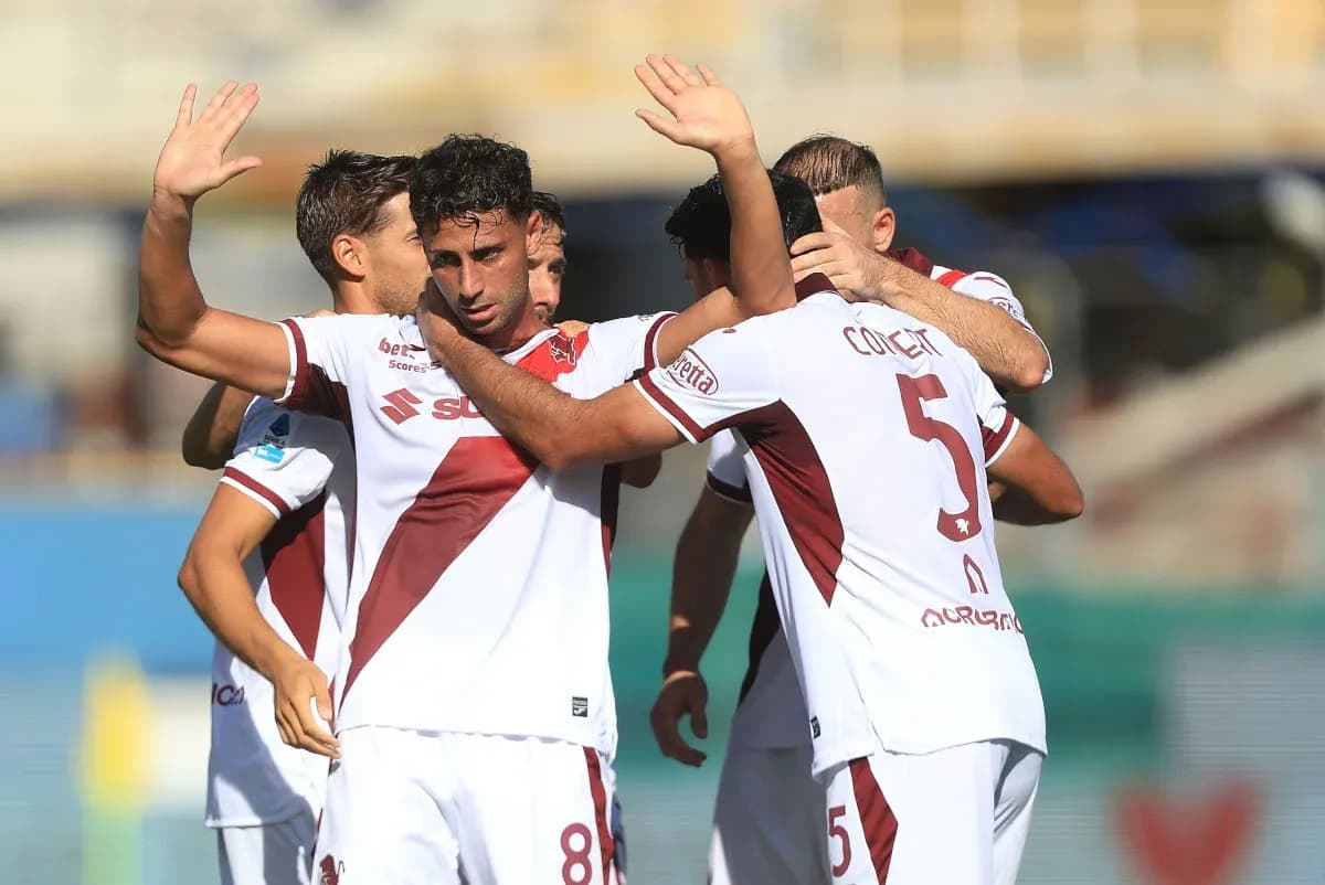 Jugadores celebrando un gol en el campo