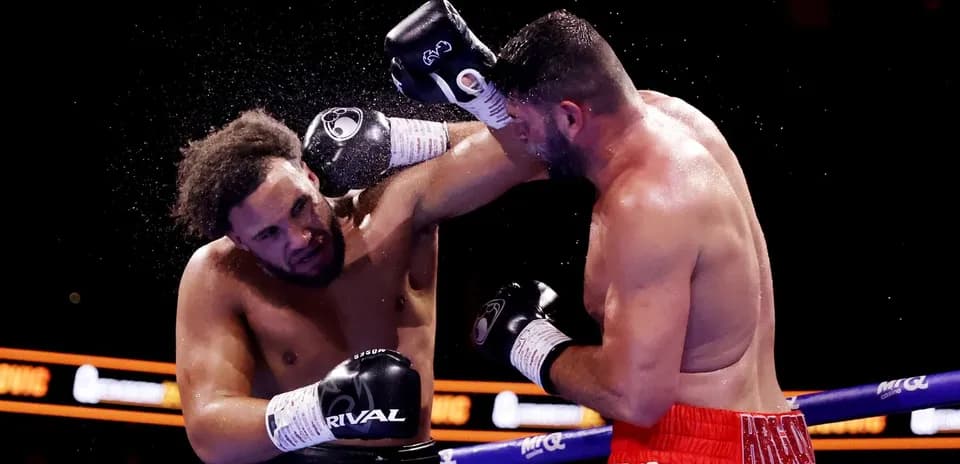 Boxeadores en combate, golpeando en el ring