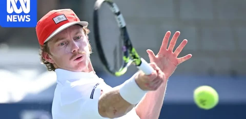 Jugador de tenis golpeando la pelota durante el partido