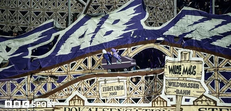 Tifos de aficionados en el estadio con temática de montaña