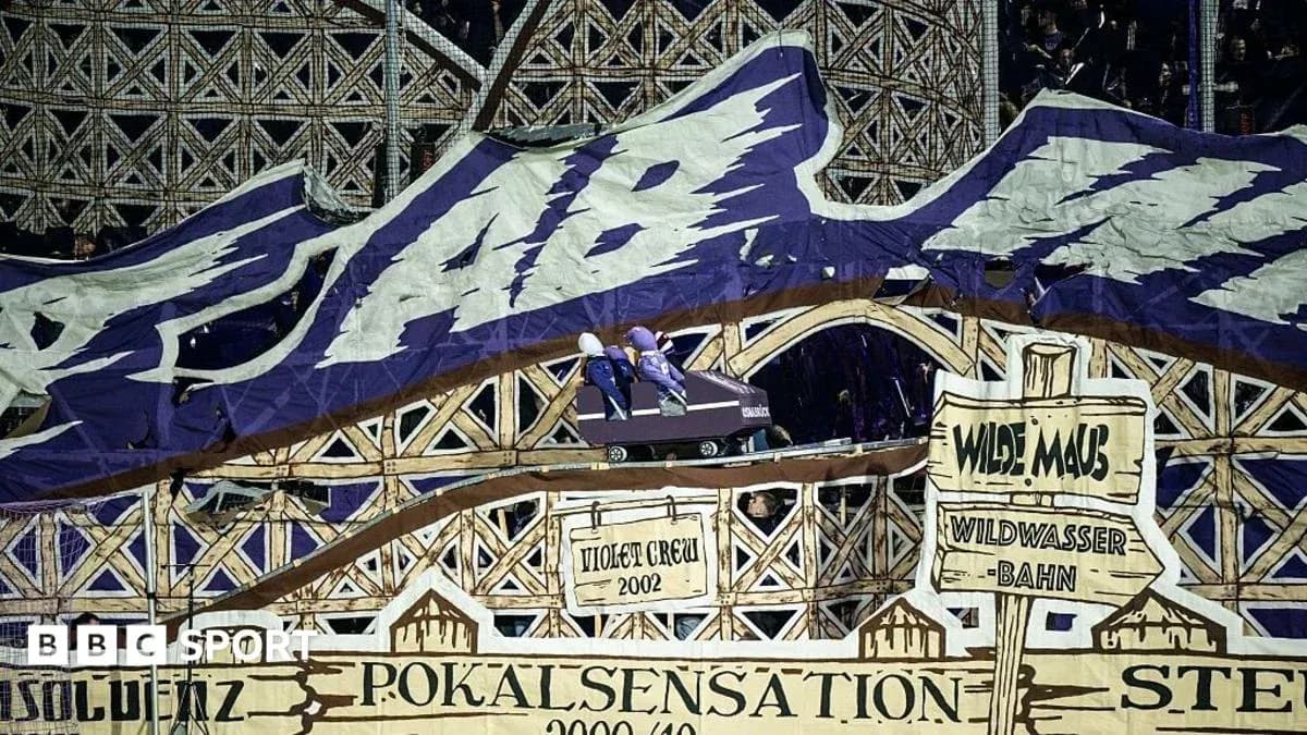 Tifos de aficionados en el estadio con temática de montaña
