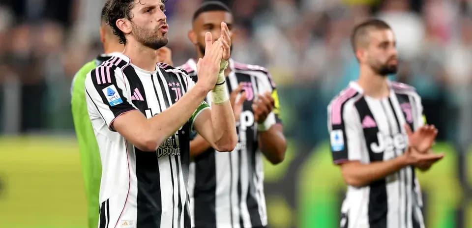 Jugadores de Juventus aplaudiendo tras el partido