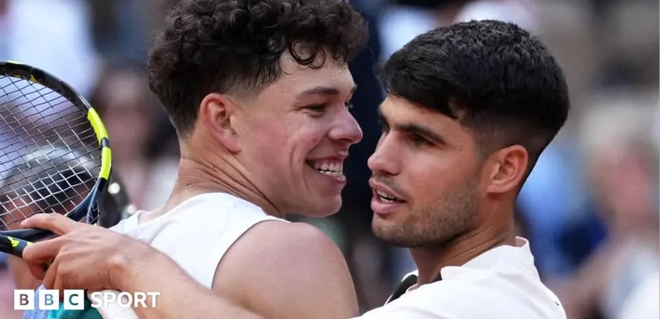 Dos jugadores de tenis abrazándose en la cancha