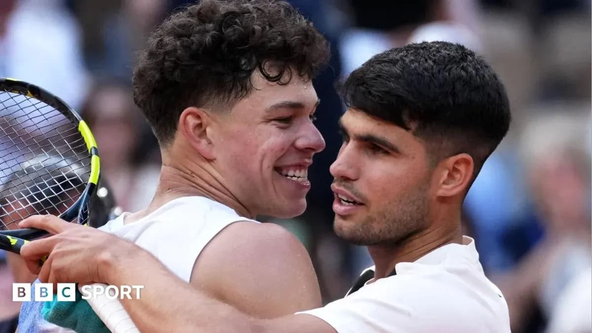Dos jugadores de tenis abrazándose en la cancha
