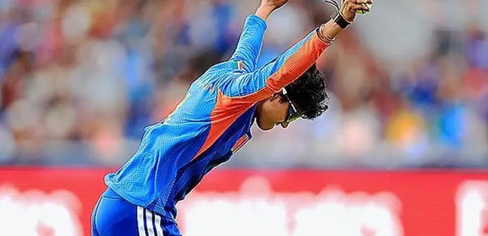 Jugador celebrando una jugada durante un partido de cricket