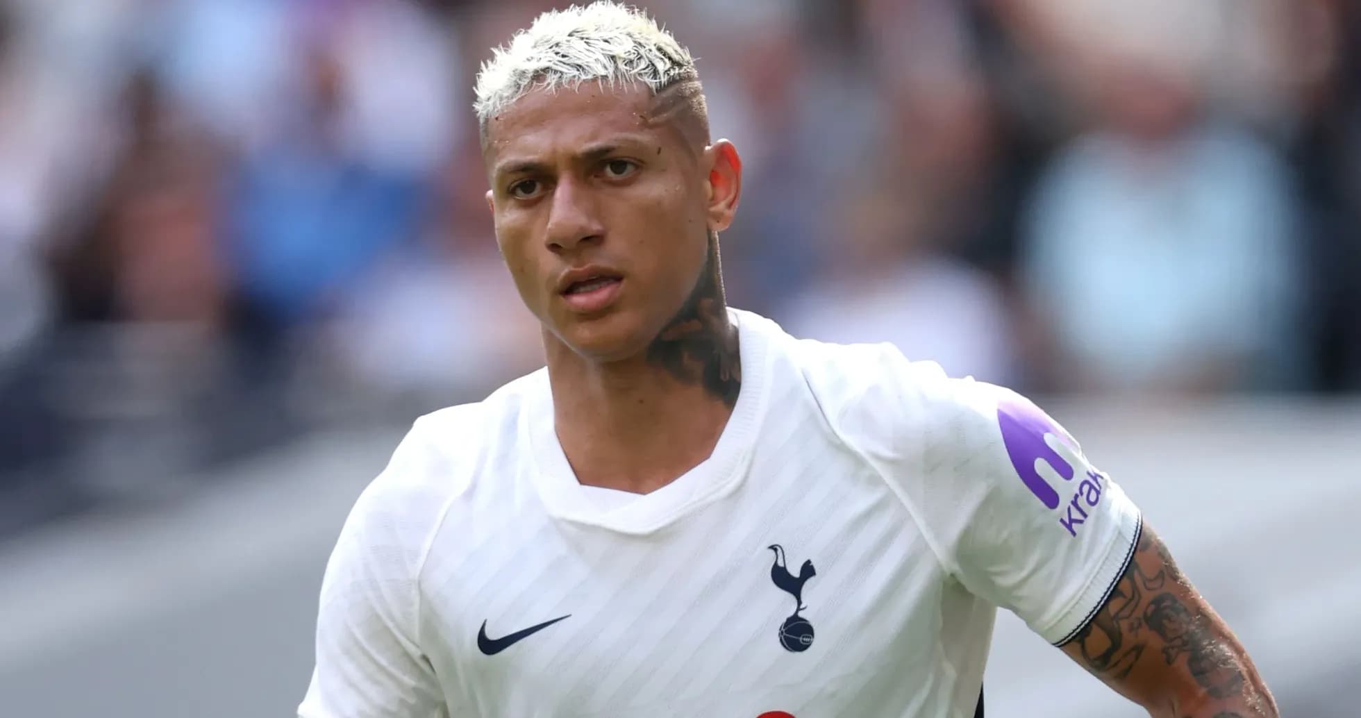Jugador de Tottenham corriendo en el campo de juego