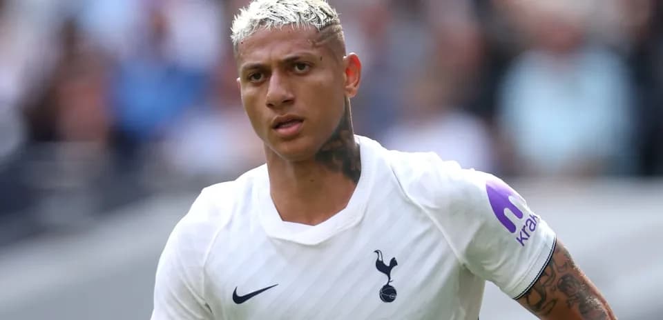 Jugador de Tottenham corriendo en el campo de juego