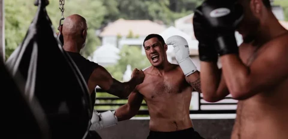 Boxeadores entrenando en un gimnasio al aire libre