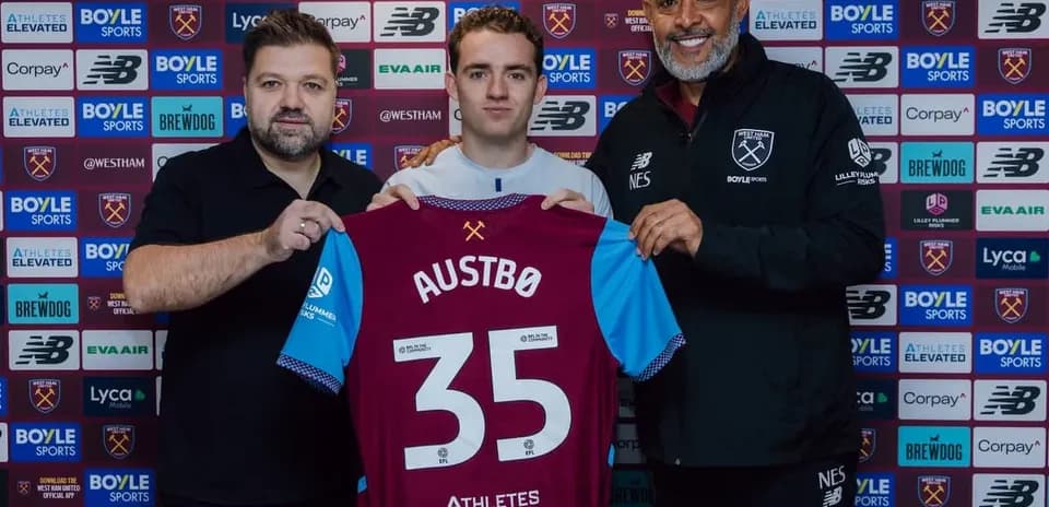 Jugador sostiene camiseta de West Ham con su nombre