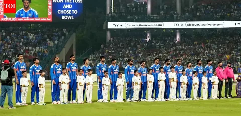 Jugadores de cricket de India alineados antes del partido