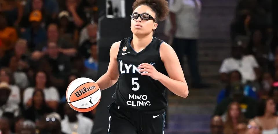 Jugadora de baloncesto driblando en la cancha