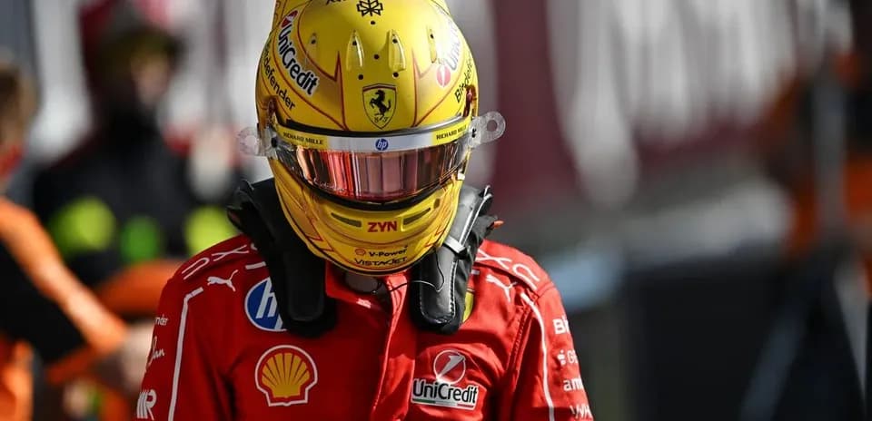Piloto de Fórmula 1 con casco y mono Ferrari