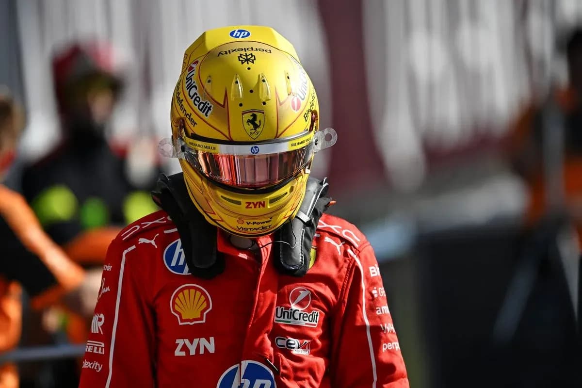 Piloto de Fórmula 1 con casco y mono Ferrari