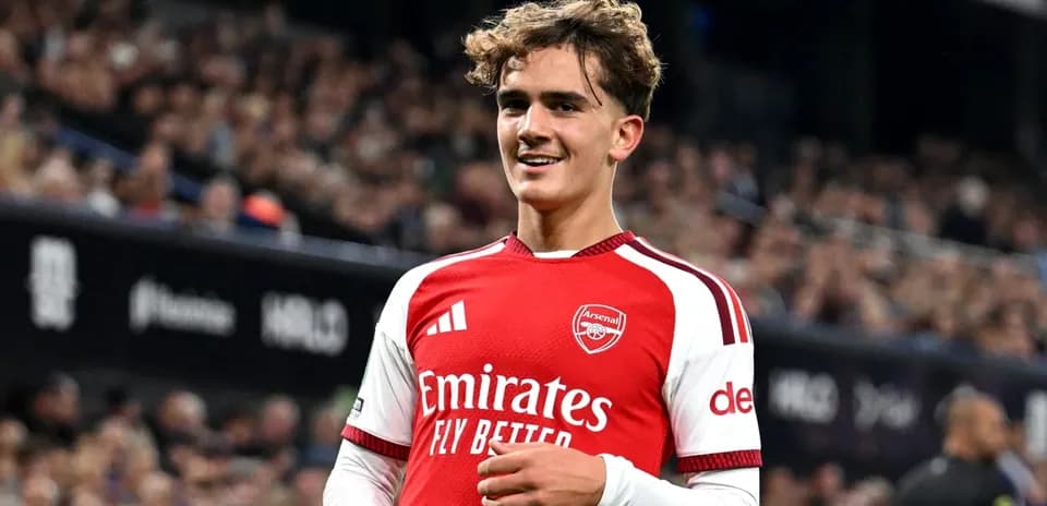 Jugador de Arsenal sonriendo en el campo de juego