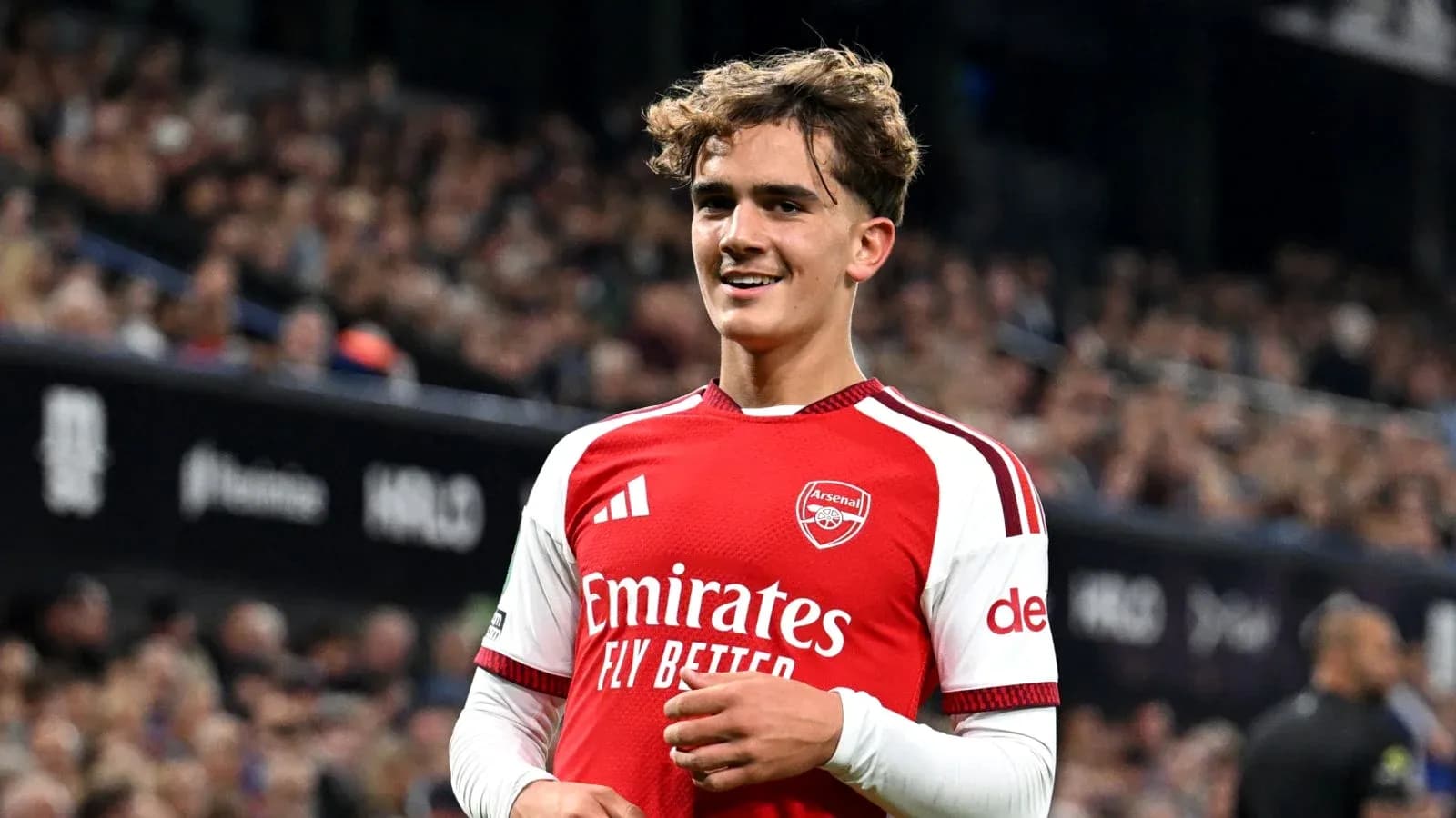 Jugador de Arsenal sonriendo en el campo de juego