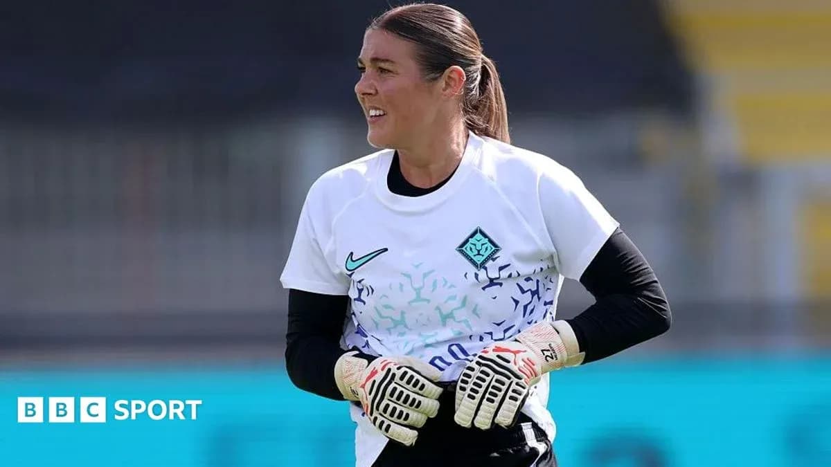 Portera entrenando con guantes en el campo