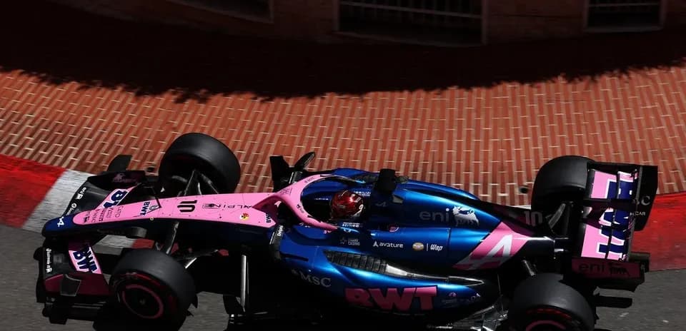 Coche de Fórmula 1 en curva durante carrera