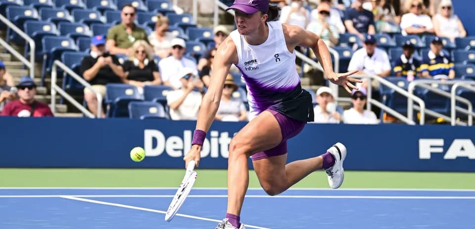 Jugadora de tenis realizando un golpe en la cancha