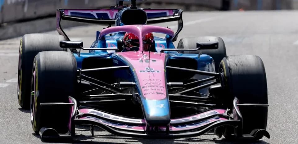 Coche de Fórmula 1 en carrera en circuito