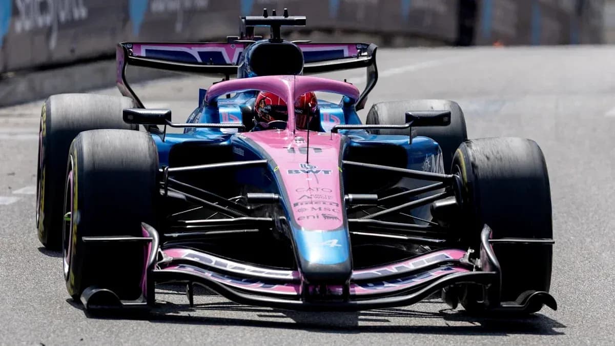 Coche de Fórmula 1 en carrera en circuito
