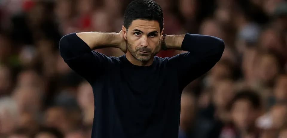 Entrenador con manos en la cabeza durante el partido