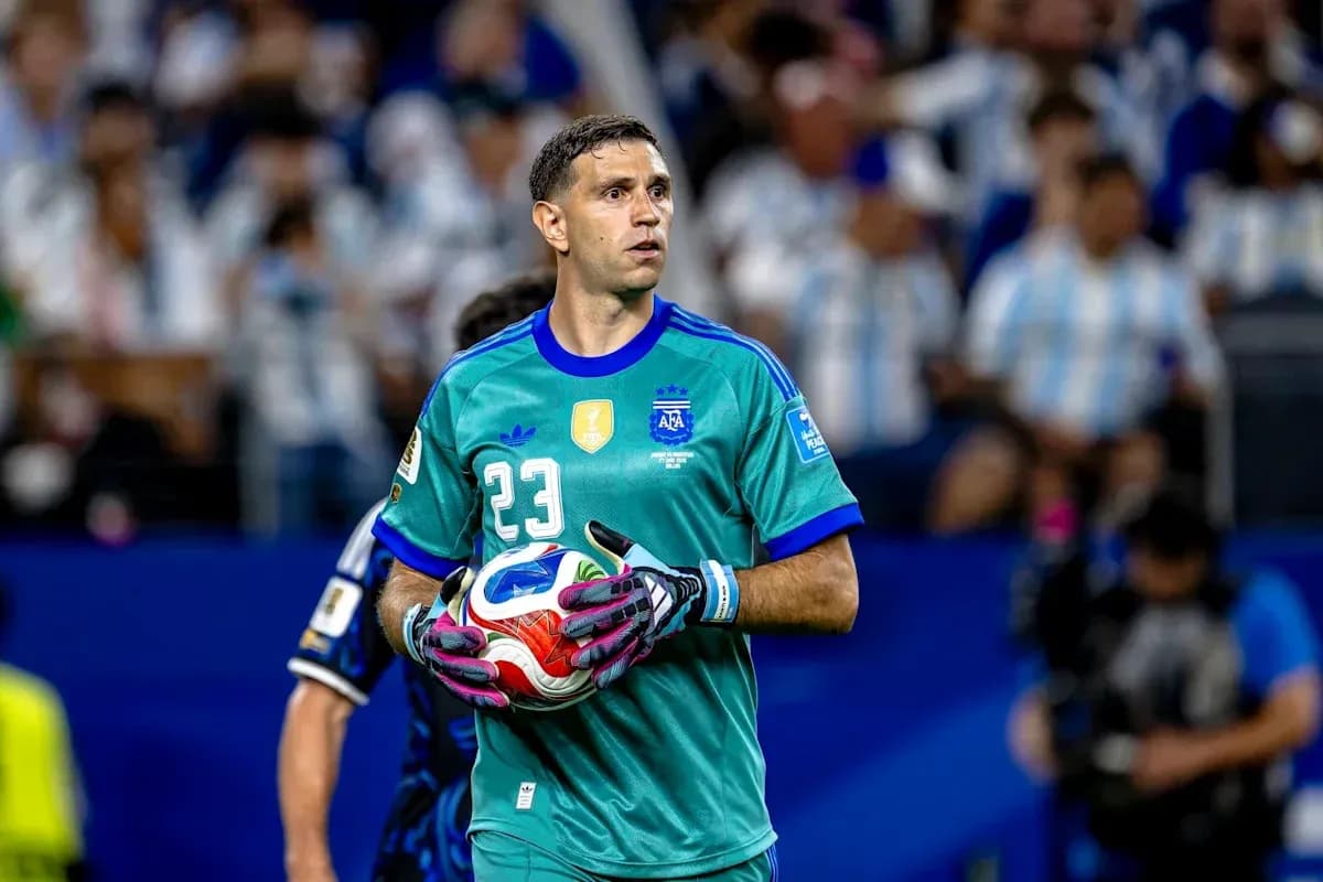 Portero argentino sosteniendo un balón durante el partido