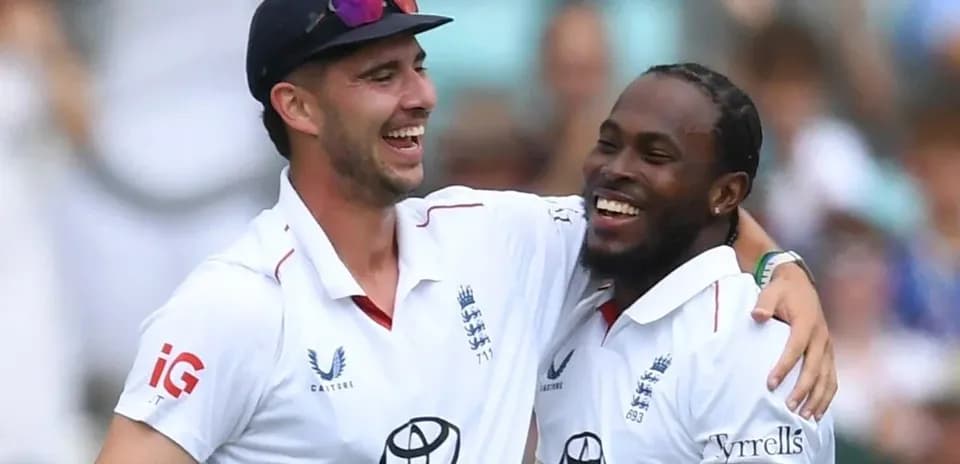 Jugadores de cricket celebrando en el campo