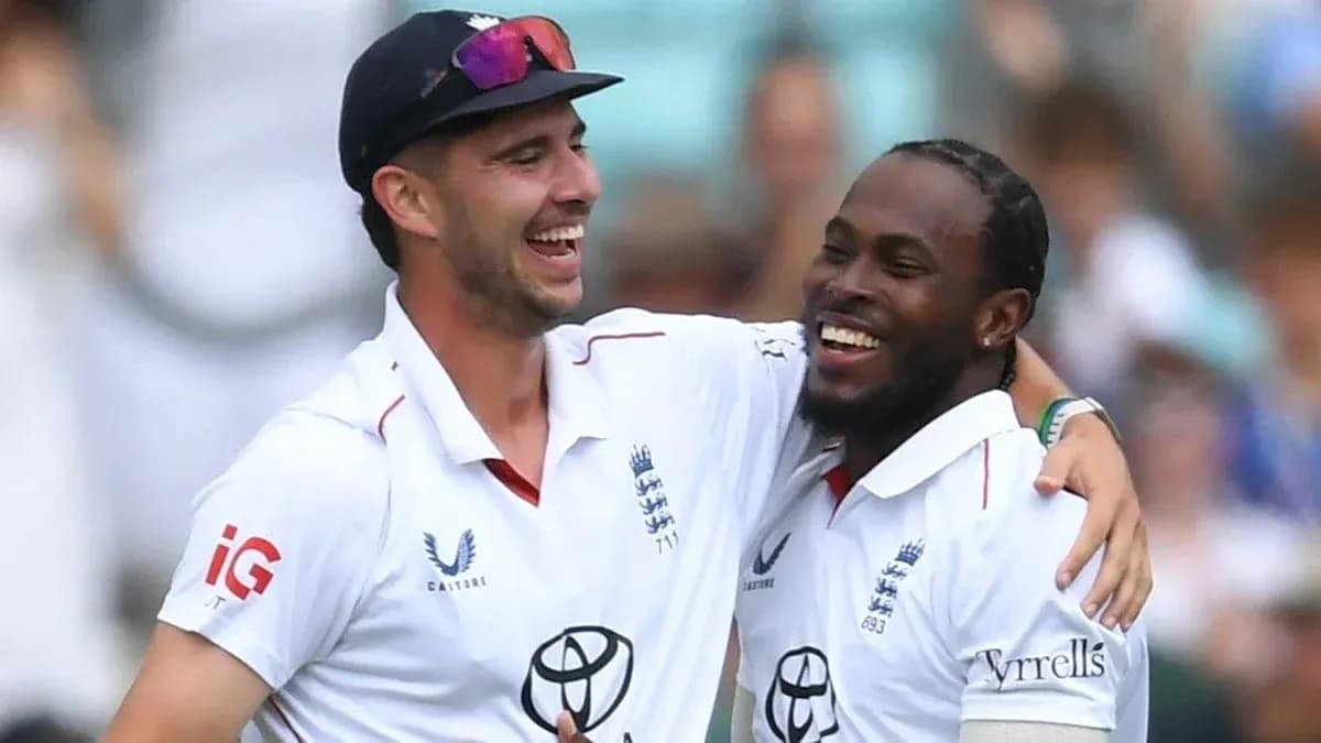 Jugadores de cricket celebrando en el campo
