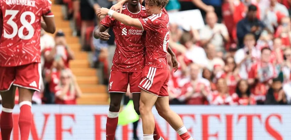 Jugadores de Liverpool celebrando un gol en el partido
