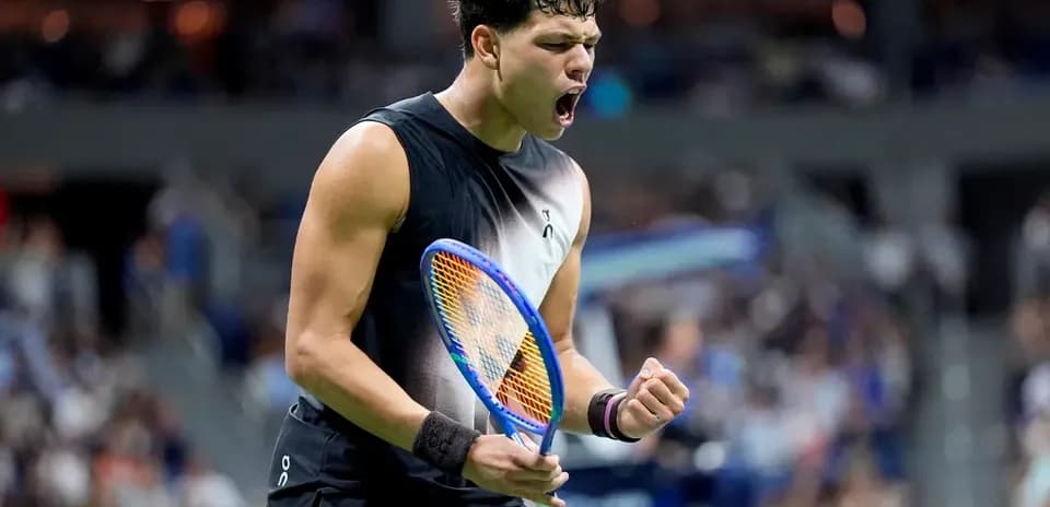 Jugador de tenis celebrando en la cancha durante partido