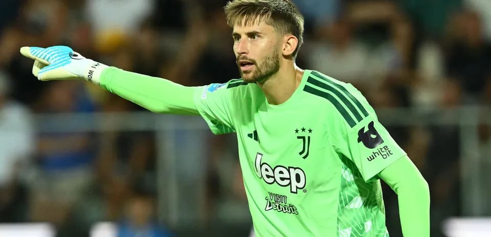 Portero de Juventus dirigiendo a sus compañeros en el campo