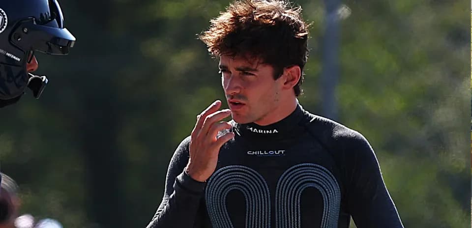 Piloto conversando en pista durante entrenamiento