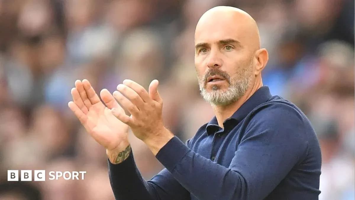 Entrenador aplaudiendo durante un partido de fútbol