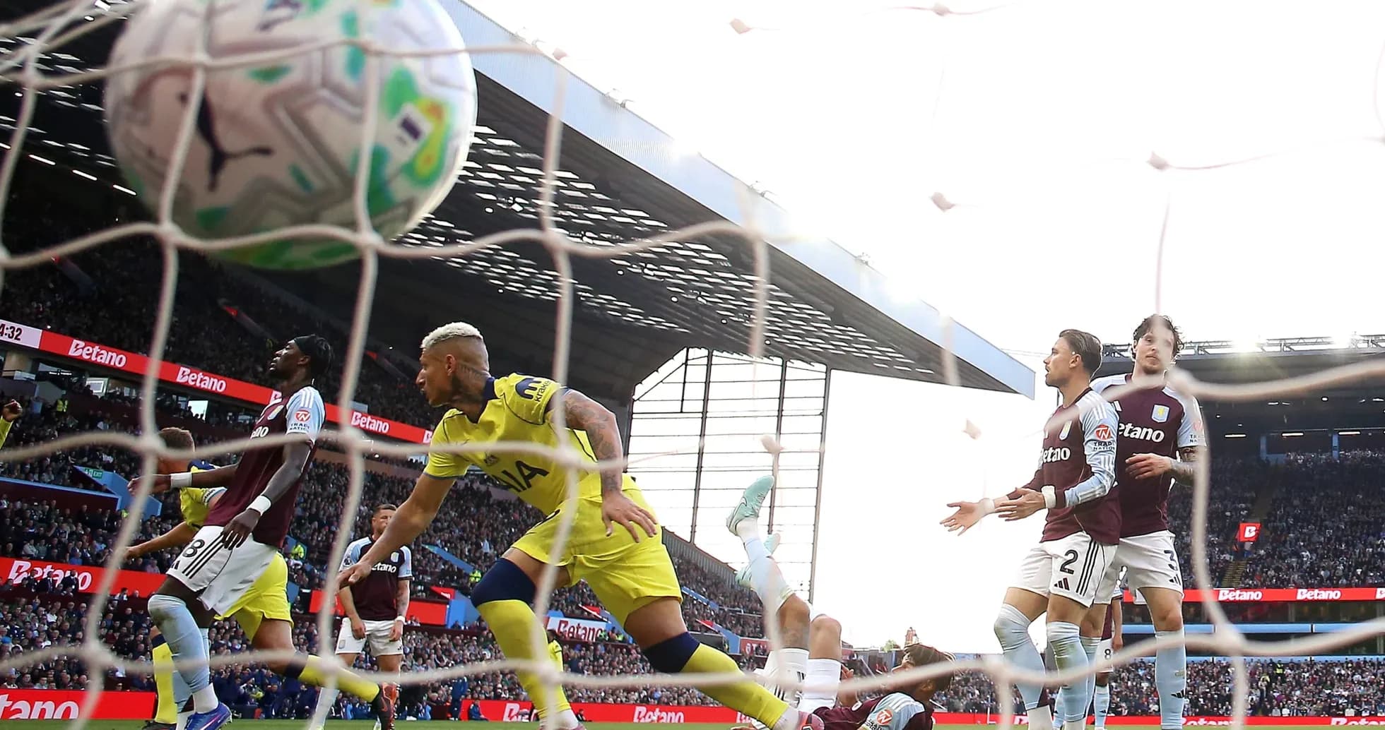 Jugadores de Tottenham y Aston Villa en acción