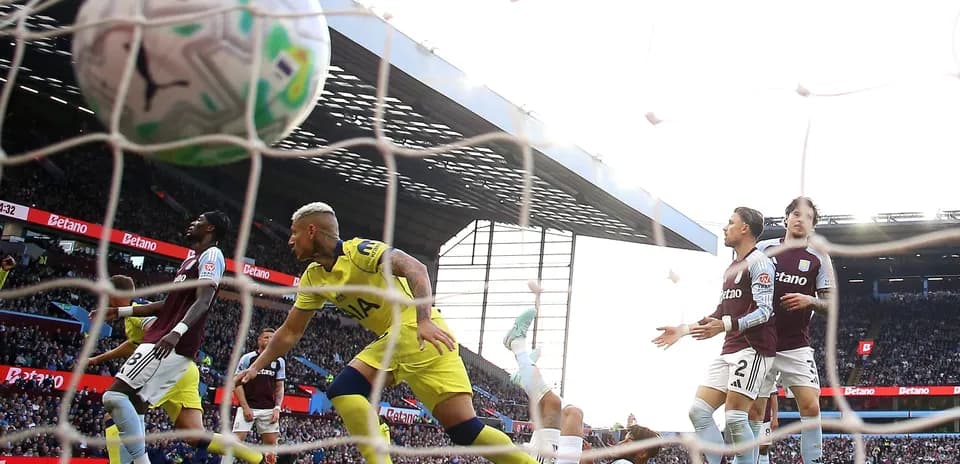 Jugadores de Tottenham y Aston Villa en acción