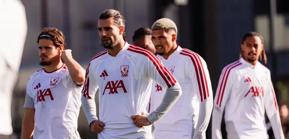 Jugadores de Liverpool en sesión de entrenamiento