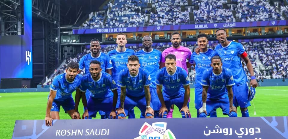 Equipo Al Hilal posando en el campo de juego