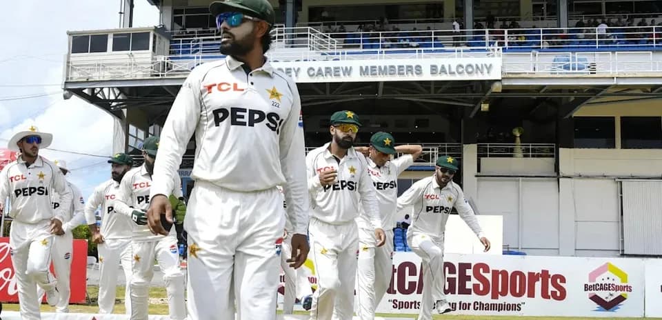 Jugadores de Pakistán entrando al campo de cricket