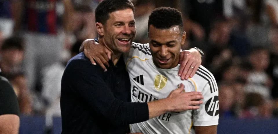 Entrenador y jugador abrazándose tras el partido