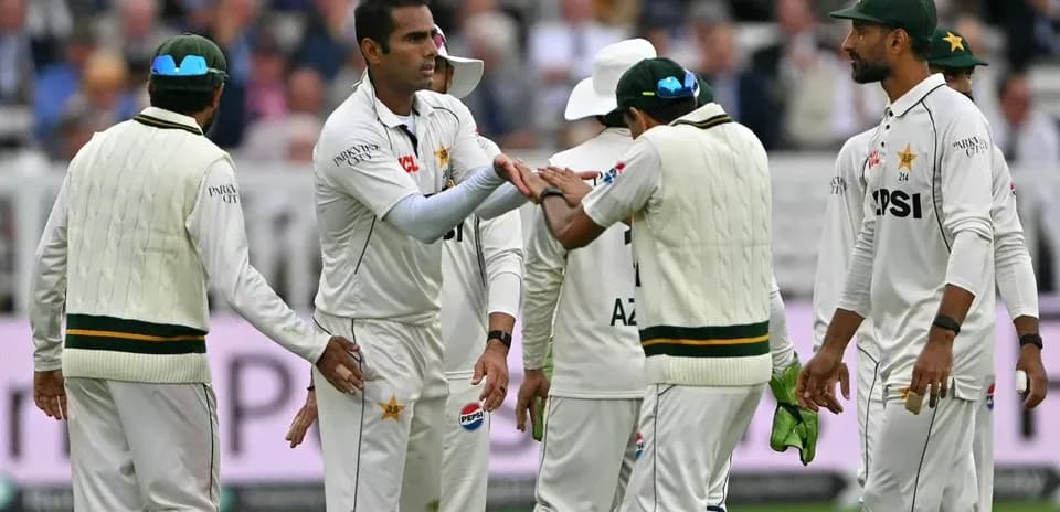 Jugadores de cricket de Pakistán celebrando un wicket