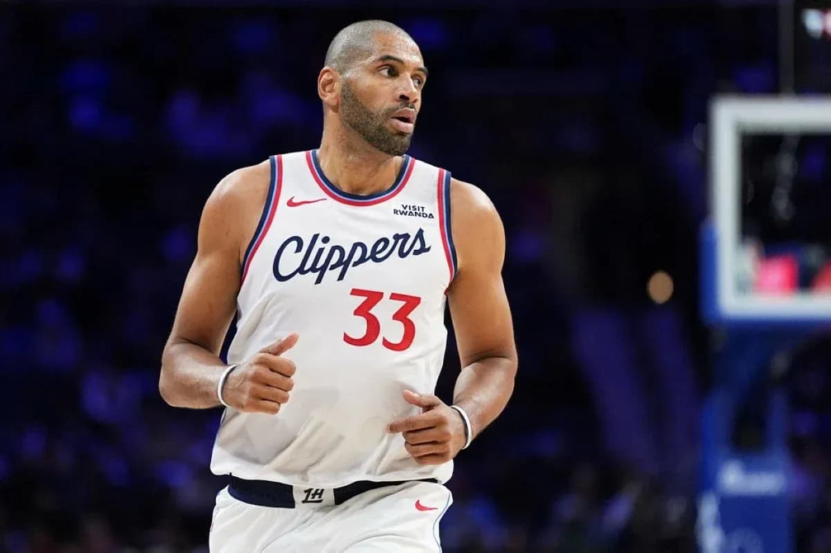 Jugador de los Clippers corriendo en la cancha
