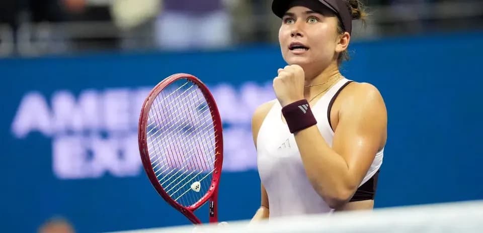 Jugadora de tenis celebrando en el partido